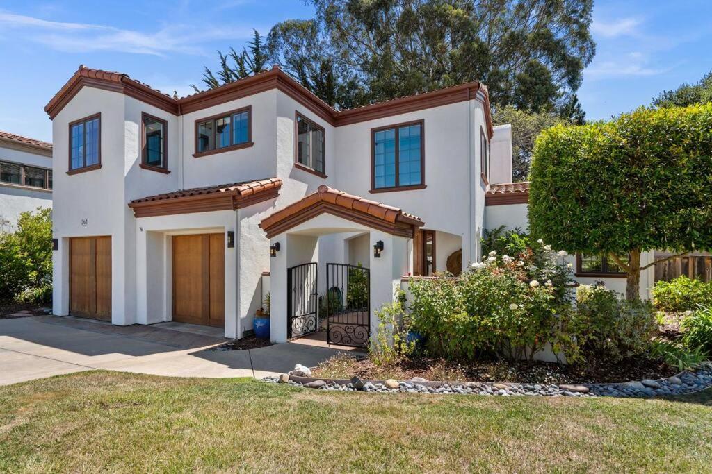 Gorgeous - Modern Beachside Paradise With New Hot Tub & Fast Wi-fi Villa *