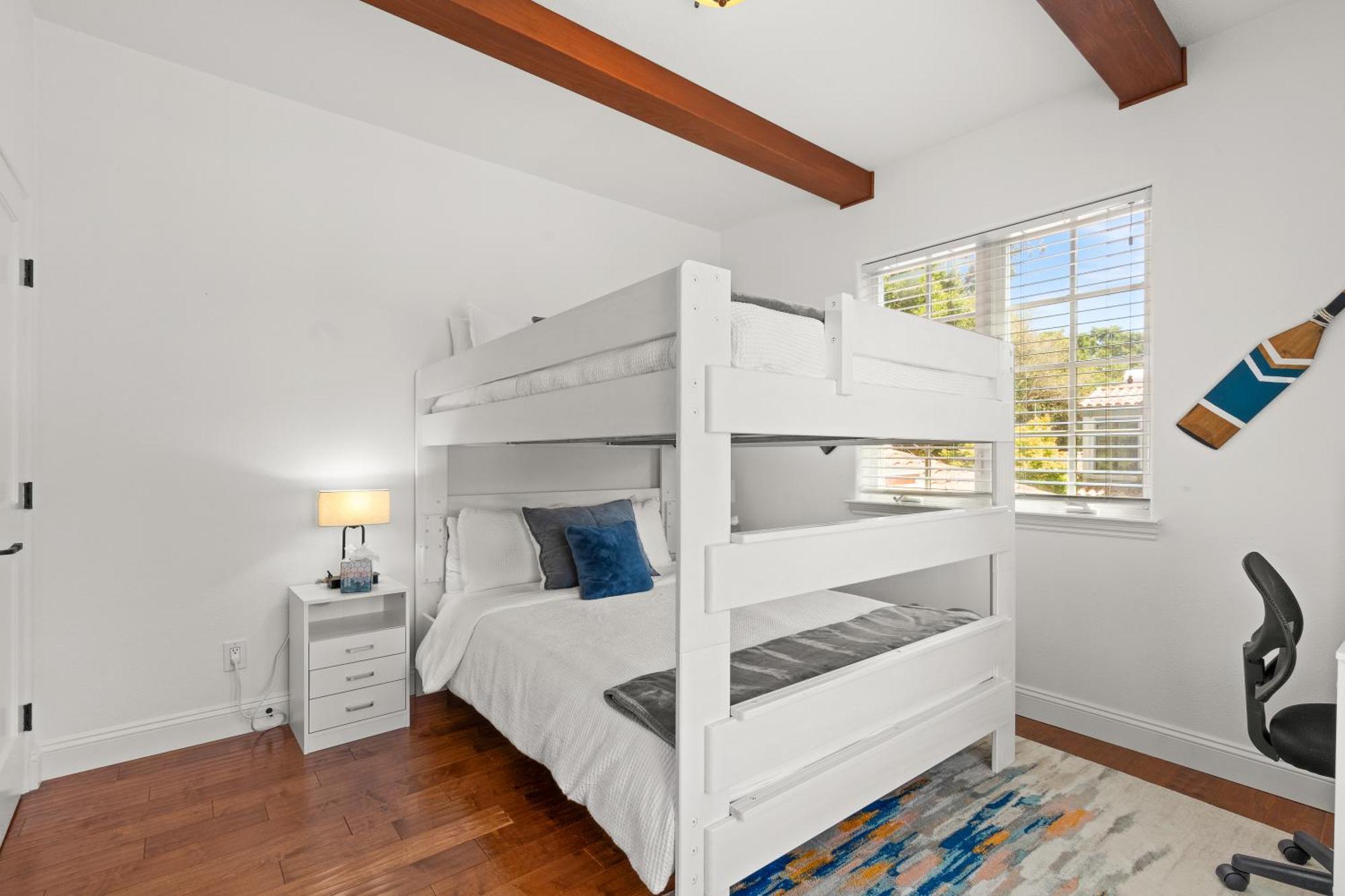 Villa Gorgeous - Modern Beachside Paradise With New Hot Tub & Fast Wi-fi