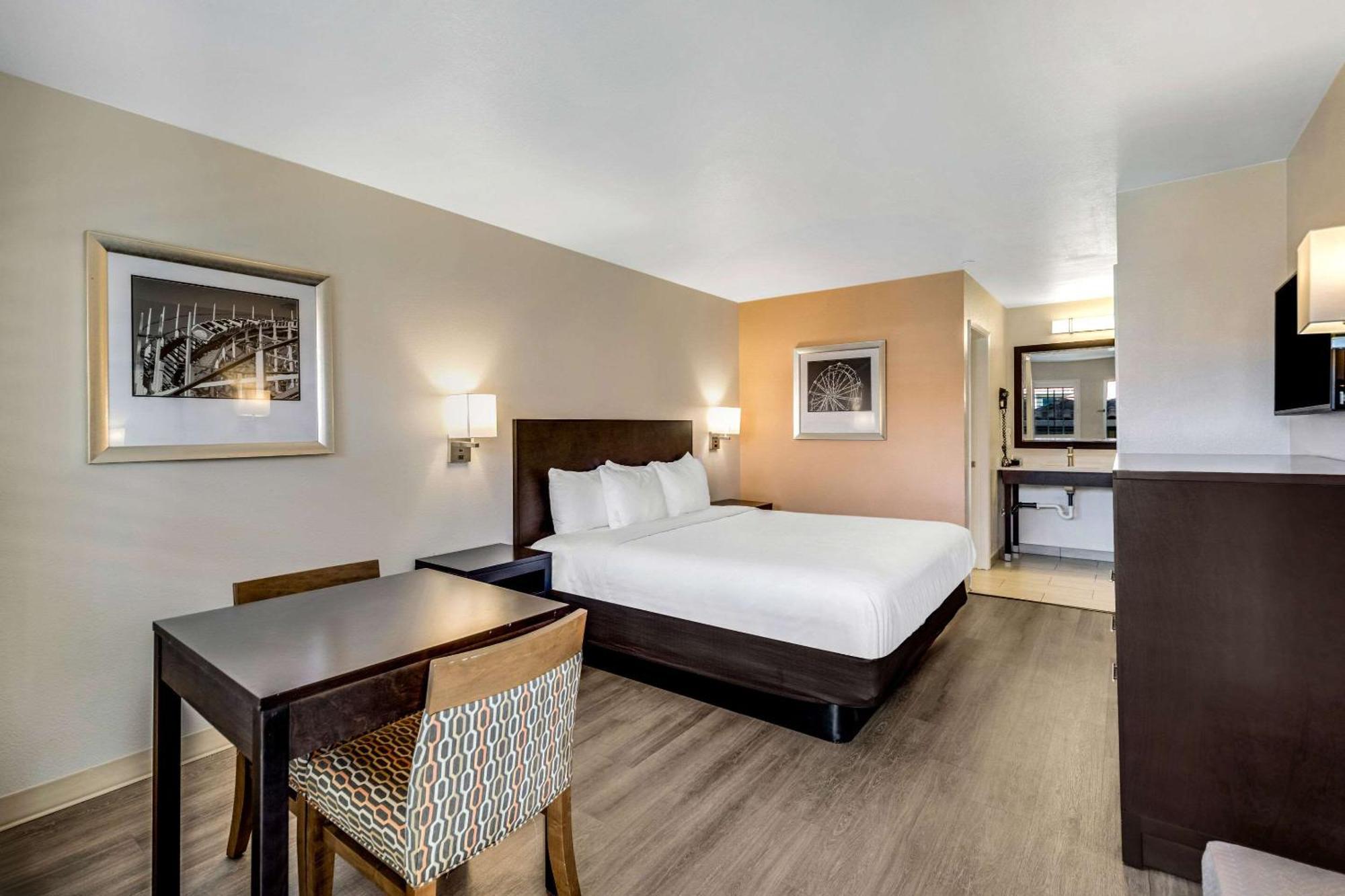 Comfort Boardwalk Hotel 2*