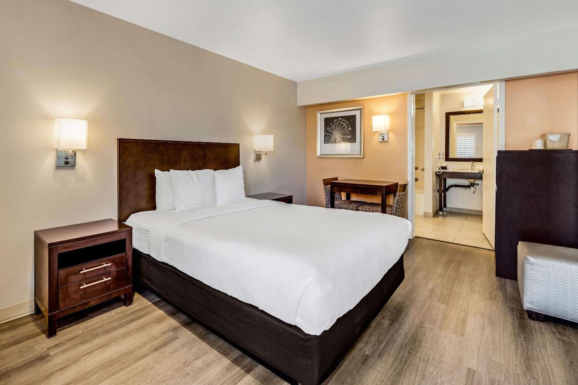 Comfort Boardwalk Hotel 2*