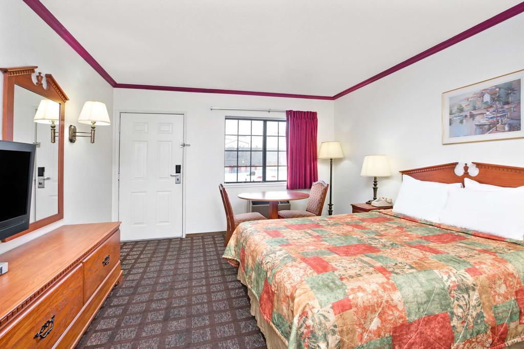 Hotel Super 8 Santa Cruz/beach Boardwalk West 2*